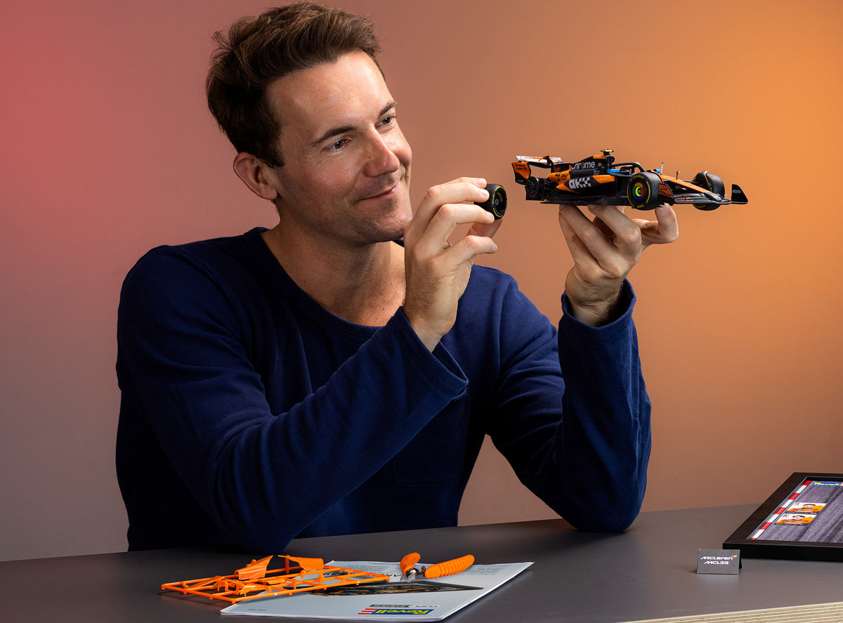 Ein Mann hält das fertig gebaute MCL39 Modell in den Händen